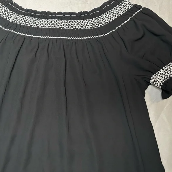 Express Short Sleeved Light-Weight Blouse in Black with White Detailing Medium - Picture 8 of 8